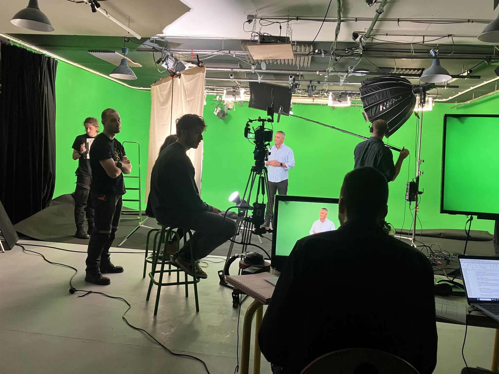 L'équipe d'UNIK Production sur un plateau fond vert
